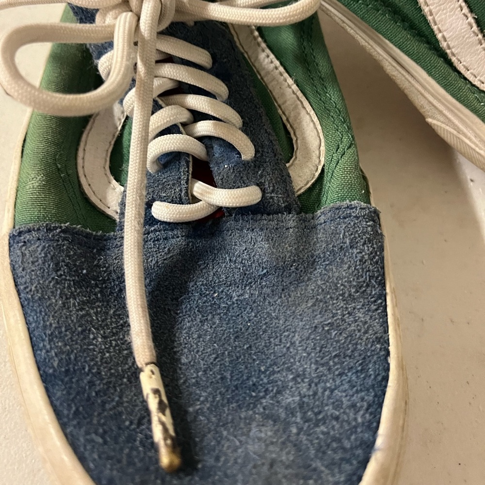 Vans - Picture 2 of 4